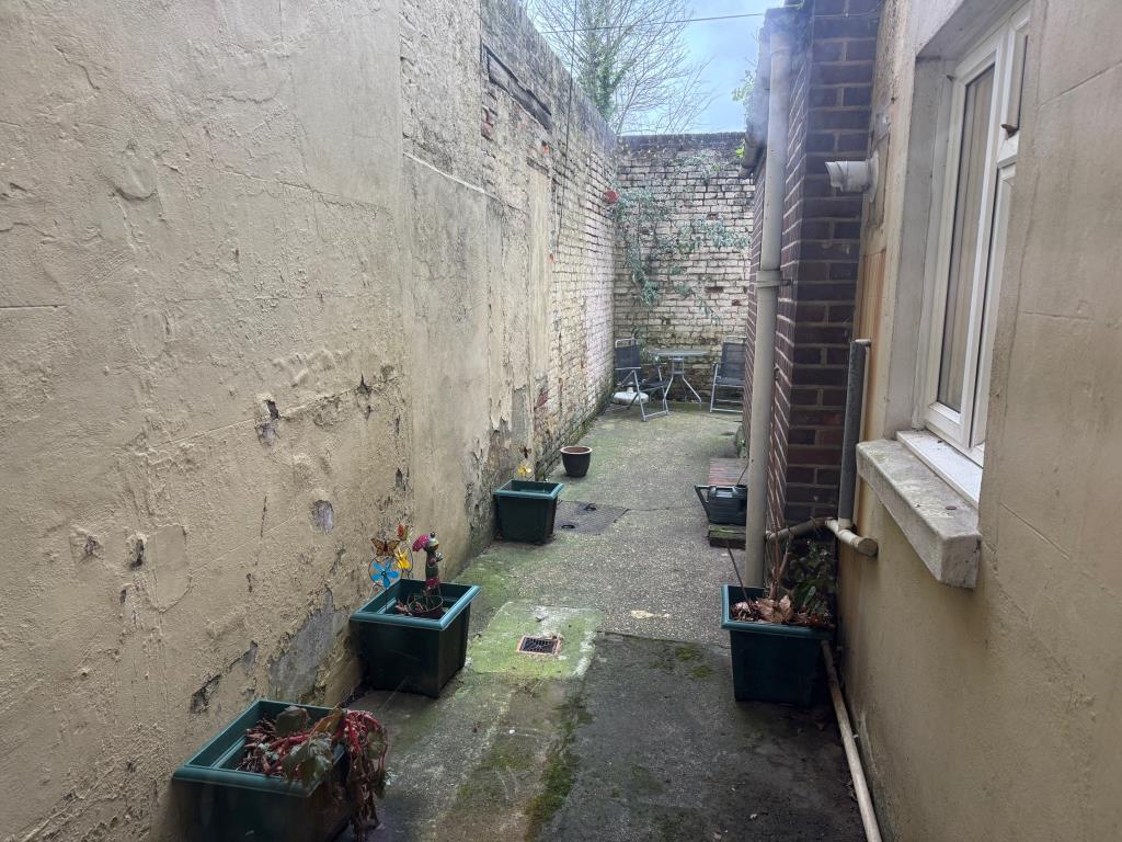 Lot: 62 - HAIRDRESSERS WITH TWO-BEDROOM FLAT AND GARAGE - Courtyard